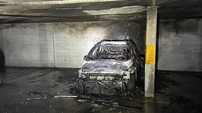 Auto in Oberbipper Einstellhalle komplett ausgebrannt