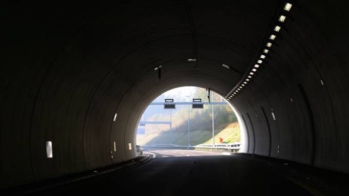 Beim Girsbergtunnel brennt ein Auto