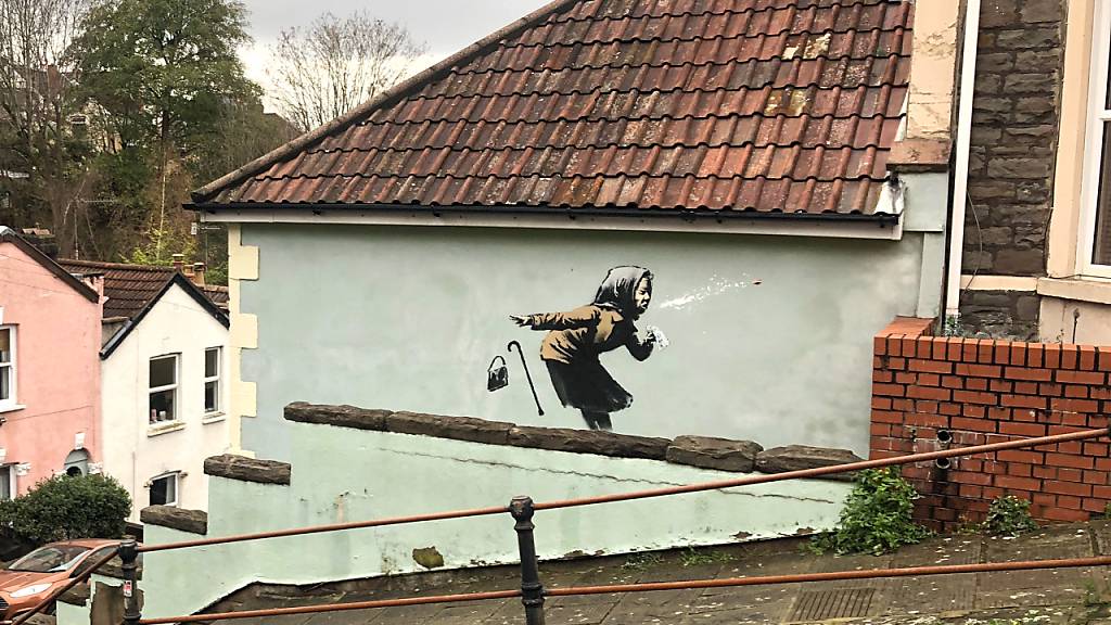 Ein Graffiti des Streetart-Künstlers Banksy ist auf einer Wand in der Vale Street in Bristol aufgetaucht. Foto: Claire Hayhurst/PA Wire/dpa