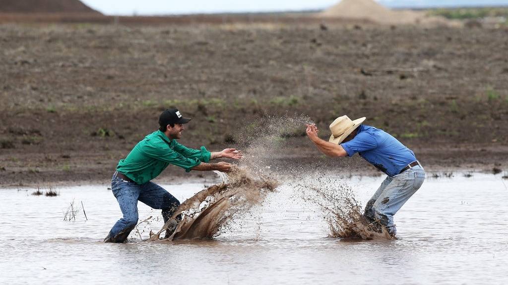 Zwei Bauern im Bundesstaat New South Wales freuen sich, dass ihre Felder von den lang ersehnten Regenfällen gewässert wurden.