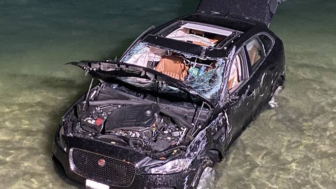 27-Jähriger fliegt mit Auto mehrere Meter durch Luft und landet im Ägerisee