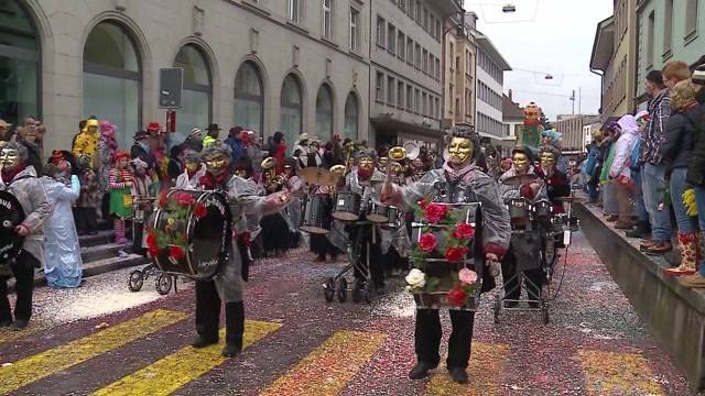 Regen und Frühlingsgefühle an Fasnachtsumzügen