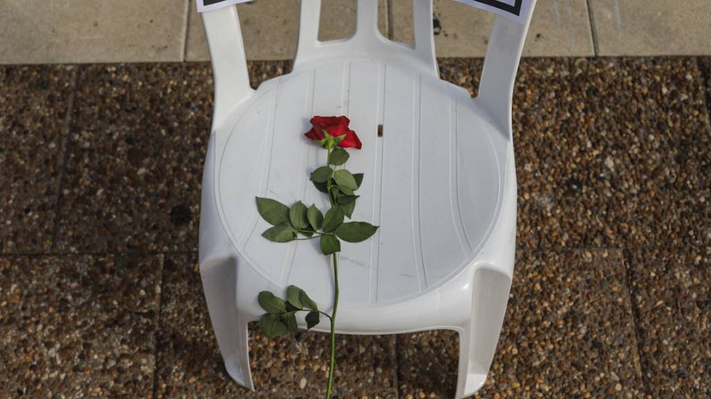 Ein Plastikstuhl mit einer roten Rose und einem Zettel mit dem Namen eines Menschen, der an Covid-19 verstorben ist, steht auf dem Rabin-Platz. Die Zahl der Todesfälle in Israel im Zusammenhang mit einer Corona-Infektion hat die Marke von 1000 überschritten. Foto: Ilia Yefimovich/dpa