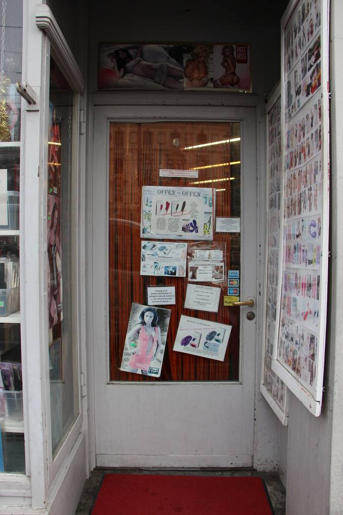 Der Eingang zu Illers «Erotic & Fashion». Auf der anderen Seite des Hauses können Kunden auch unbemerkt in den Laden gelangen.