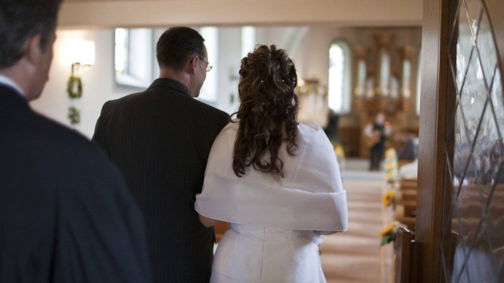 Die Anzahl der kirchlichen Trauungen hat in den letzten fünf Jahren abgenommen. Dabei schreiten weniger katholische Paare vor den Altar als reformierte. (Symbolbild)