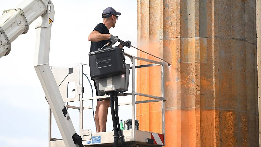 dpatopbilder - Reinigungsarbeiten nach einem Farbanschlag der so genannten letzten Generation auf das Brandenburger Tor. Foto: Britta Pedersen/dpa