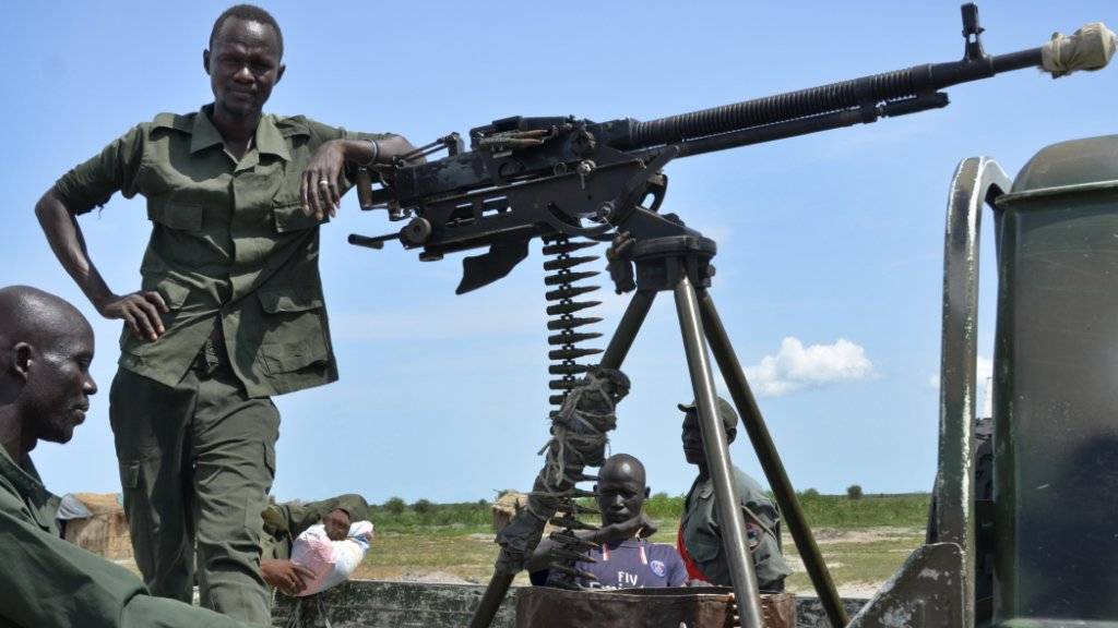 Regierungssoldaten an einem Checkpoint nahe Kuek: Eine von der Uno eingesetzte Expertenkommission wirft vor allem der südsudanesischen Armee Kriegsverbrechen vor. (Archivbild)
