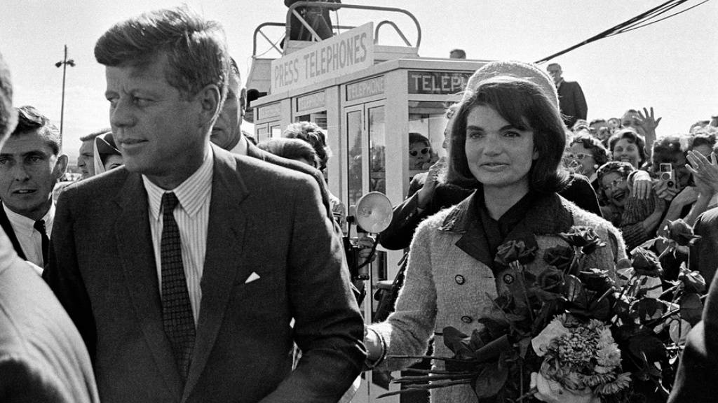 US-Präsident John F. Kennedy und seine Frau Jacqueline Kennedy reisten am 22. November 1963 mit den Flugzeug nach Dallas. Dort wurden sie vom texanischen Gouverneur John Connally und dessen Frau Nellie empfangen. Jacqueline erhielt einen Strauss roter Rosen.