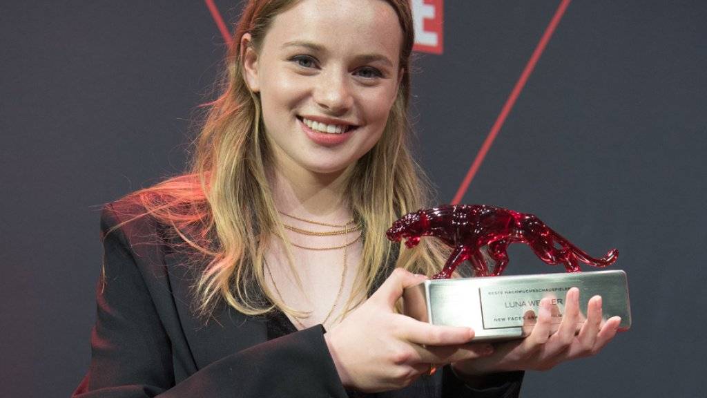 Die Schweizer Schauspielerin Luna Wedler ist in Berlin mit dem New Faces Award in der Kategorie Beste Nachwuchsschauspielerin ausgezeichnet worden.