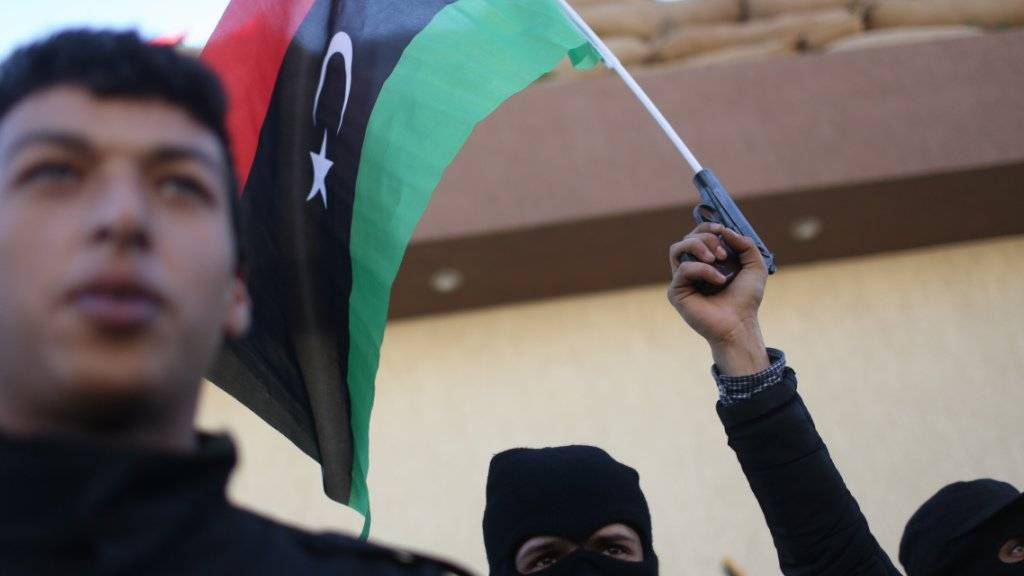 Libysche Sicherheitskräfte schwenken die nationale Flagge in Sabrata - im Kampf gegen die Terrormiliz des so genannten Islamischen Staates (IS).