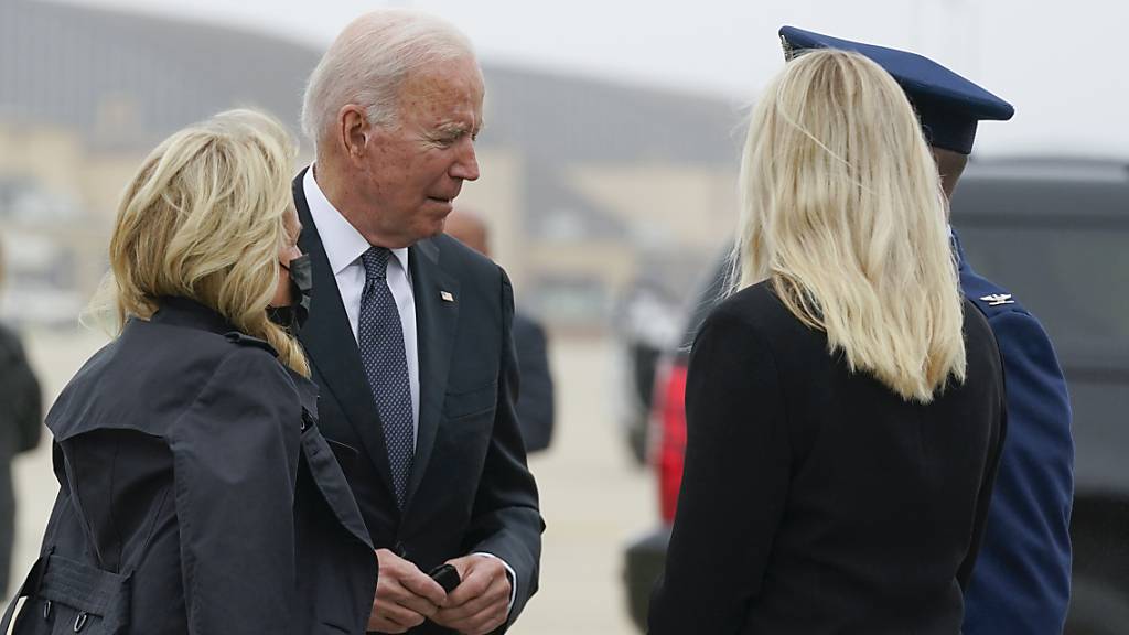 Joe Biden, Präsident der USA, und First Lady Jill Biden auf dem Weg zur Dover Air Force Base. Der Präsident  trifft sich mit Hinterbliebenen und Angehörigen der bei dem Terroranschlag in Kabul getöteten US-Soldaten. Foto: Manuel Balce Ceneta/AP/dpa