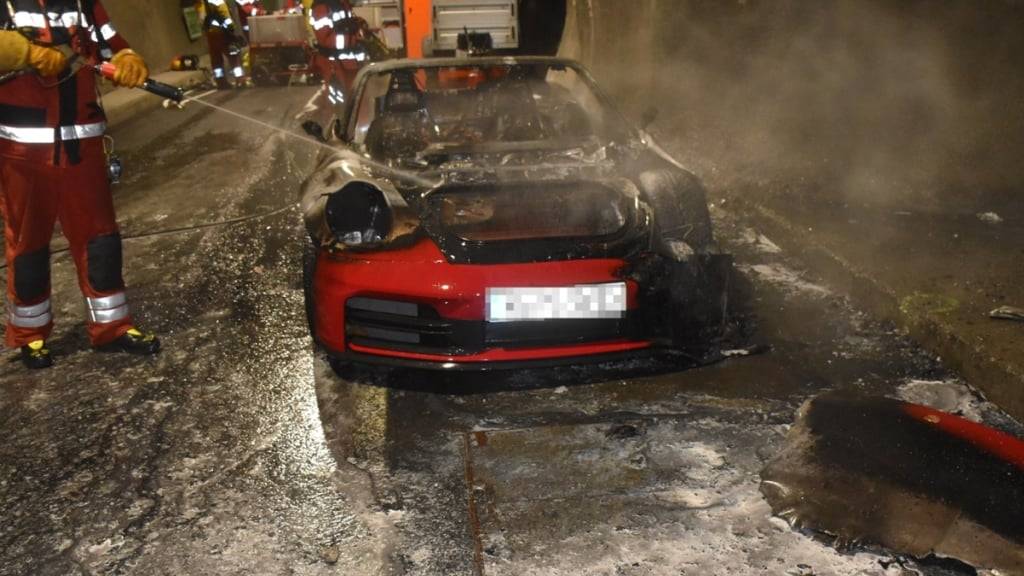 Auto brennt in einspurigem Tunnel bei Zernez GR