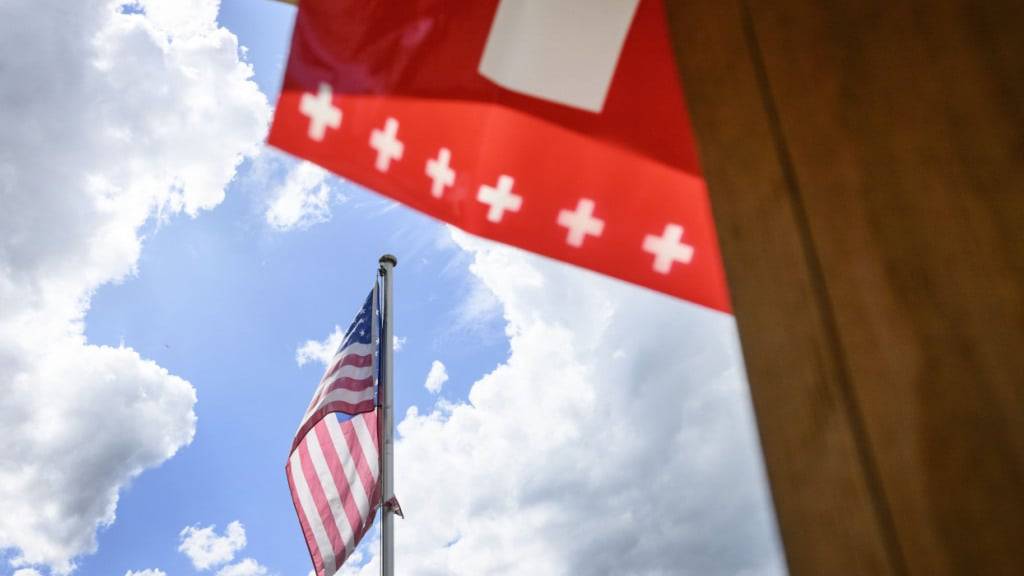 Die Schweiz soll sich wegen den US-Zöllen nicht unter Druck setzen lassen. Dieser Meinung ist laut einer Umfrage die Mehrheit der Schweizer Bevölkerung. (Symbolbild)