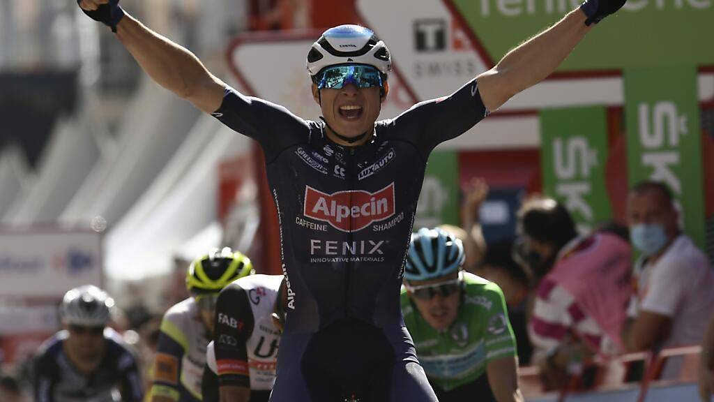 Der Belgier Jasper Philipsen lässt sich in Burgos als Sprintsieger der 2. Vuelta-Etappe feiern