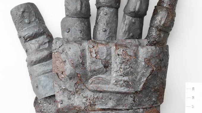 Zürcher Archäologen entdecken bei der Kyburg uralten Panzerhandschuh