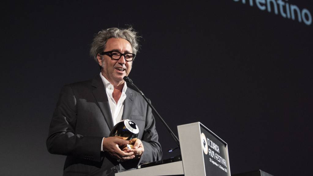 Der italienische Filmregisseur Paolo Sorrentino zeigt Schalk: Am 17. Zurich Film Festival erhielt er am Mittwoch den  «A Tribute to»-Award für sein Lebenswerk. 1970 geboren, zählt er sich indes immer noch zu den jungen italienischen Regisseuren - und hofft auf weitere Auszeichnungen.