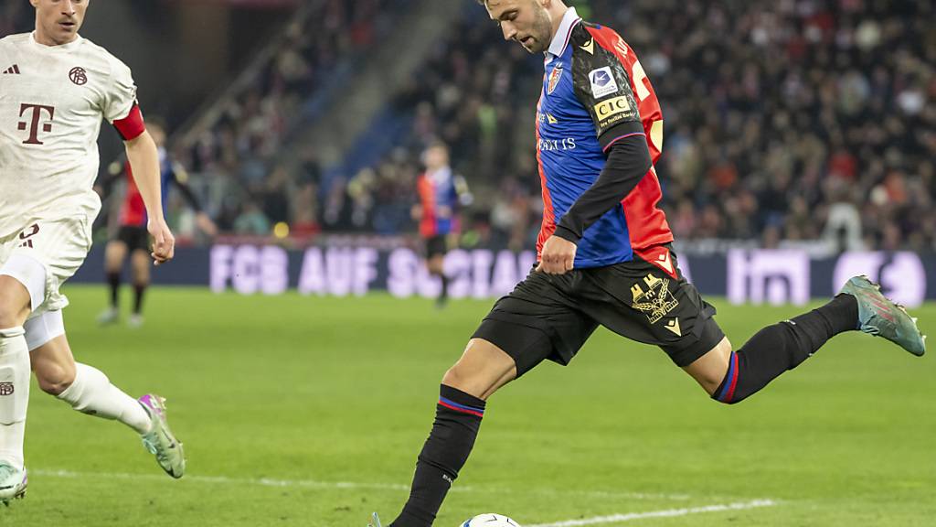 Dominik Schmid (rechts) fehlt dem FC Basel am Dienstag gesperrt
