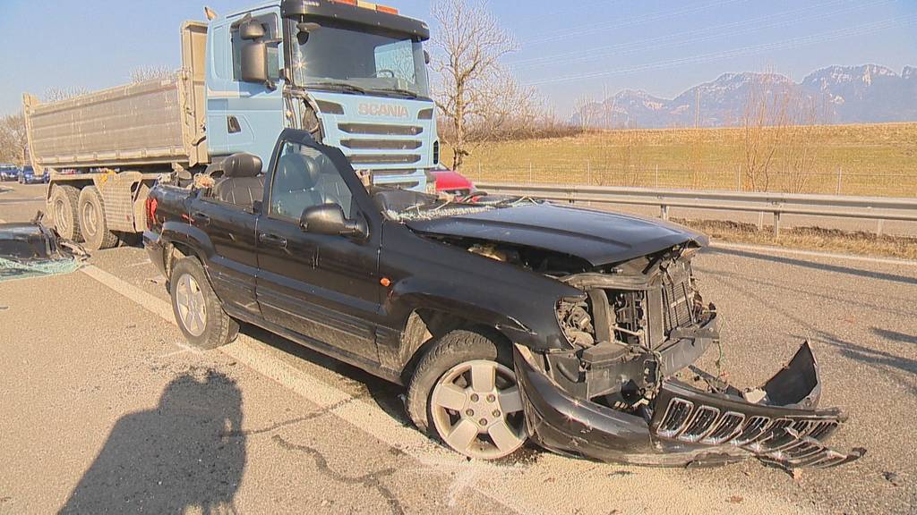 Diepoldsau (SG): Lastwagen knallt auf A13 in Unfallauto