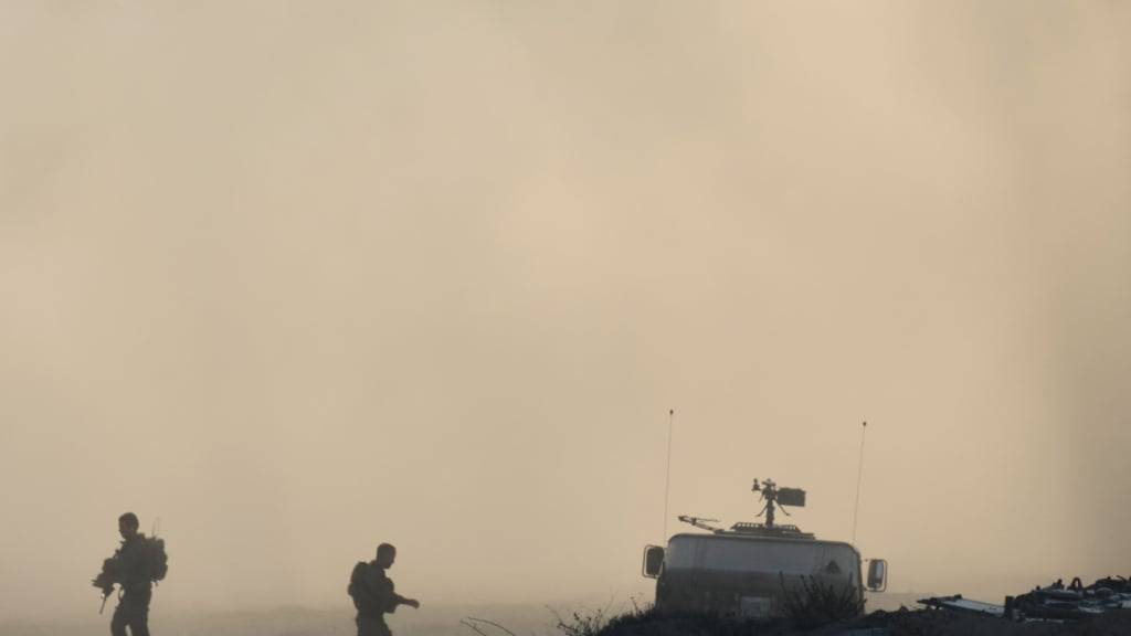 dpatopbilder - Israelische Soldaten gehen an der Grenze zum Gazastreifen im Süden Israels entlang. Foto: Ohad Zwigenberg/AP/dpa