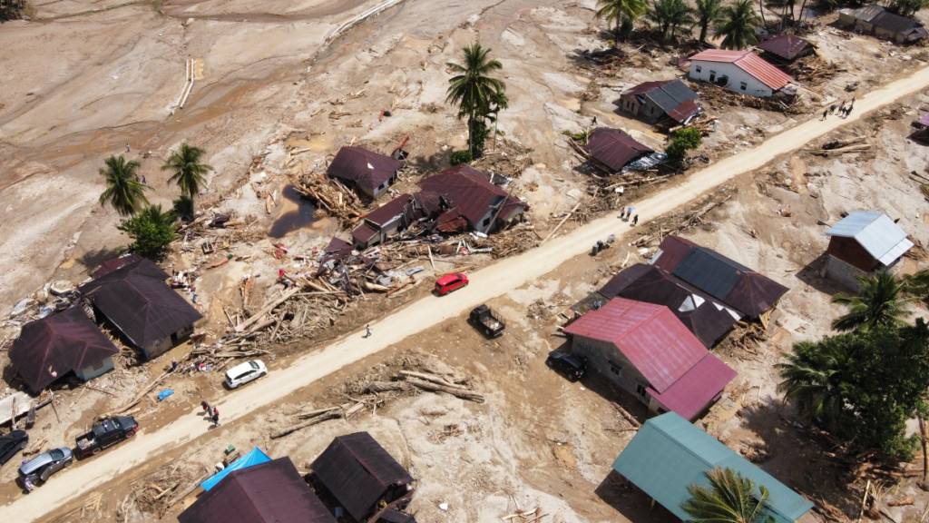 dpatopbilder - Ein Blick auf ein von einer Sturzflut betroffenes Dorf in Nordsumatra. Foto: Binsar Bakkara/AP/dpa
