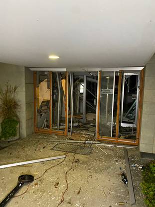 Küttigen, November 27: An ATM exploded at a Clientis Bank branch overnight.  The perpetrators have stolen cash.