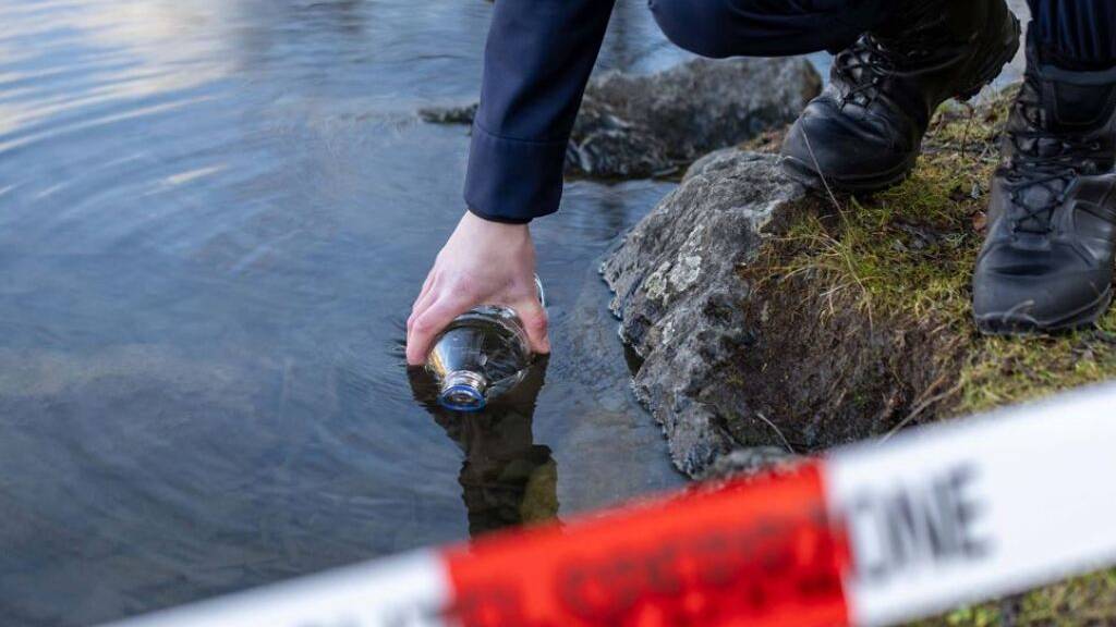 Das Amt für Umwelt entnahm Wasserproben und untersucht nun, weshalb die Fische starben. (Symbolbild)