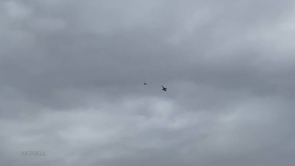Kuriose Szene: Über Muhen begleitet ein Kampfjet einen Helikopter