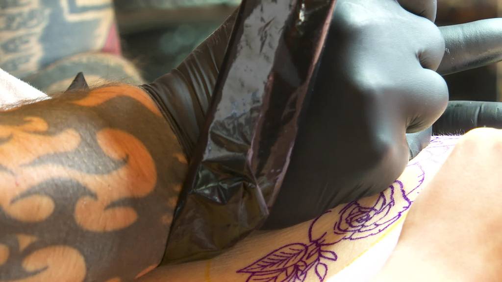 Farbverbot bei Tattoos: Ostschweizer Tätowierer in Aufruhr