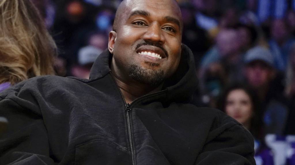 ARCHIV - Der Rapper Kanye West sieht sich ein Basketballspiel in Los Angeles an. Foto: Ashley Landis/AP/dpa
