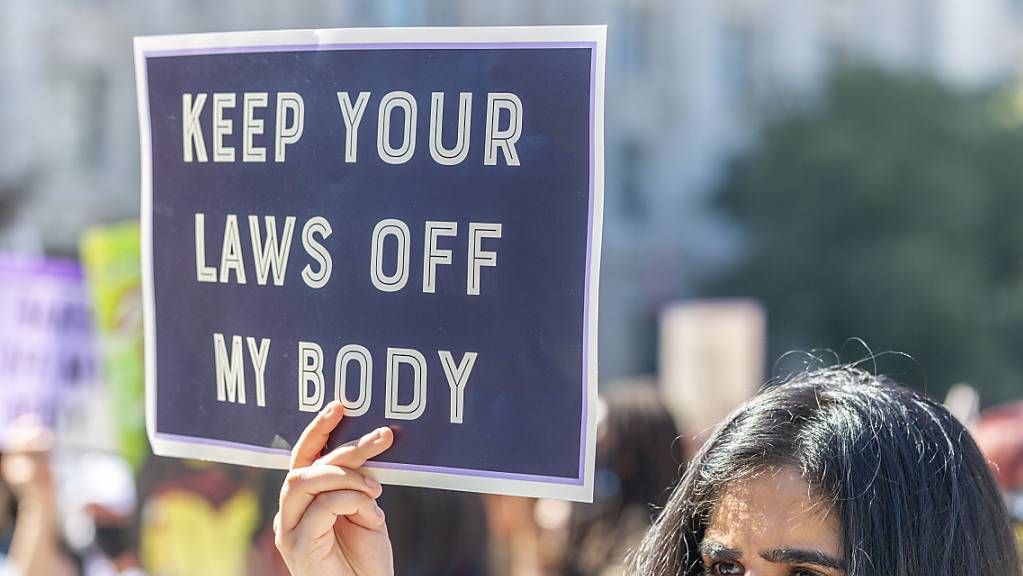 Eine Frau hält ein Protestschild in der Hand während des Women's March vor dem Obersten Gerichtshof der USA. Foto: Eric Kayne/FR170049 AP/dpa
