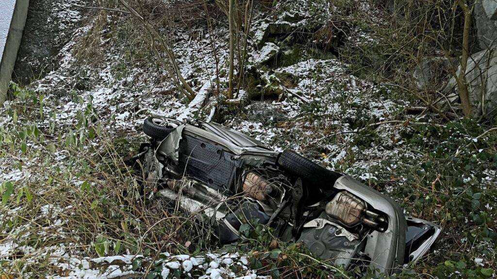 Das Wrack lag unterhalb der Felswand bei der Sagenmattstrasse in Luzern.