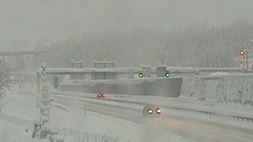 Eingeschneites Airolo mit Winterwetter im Tessin