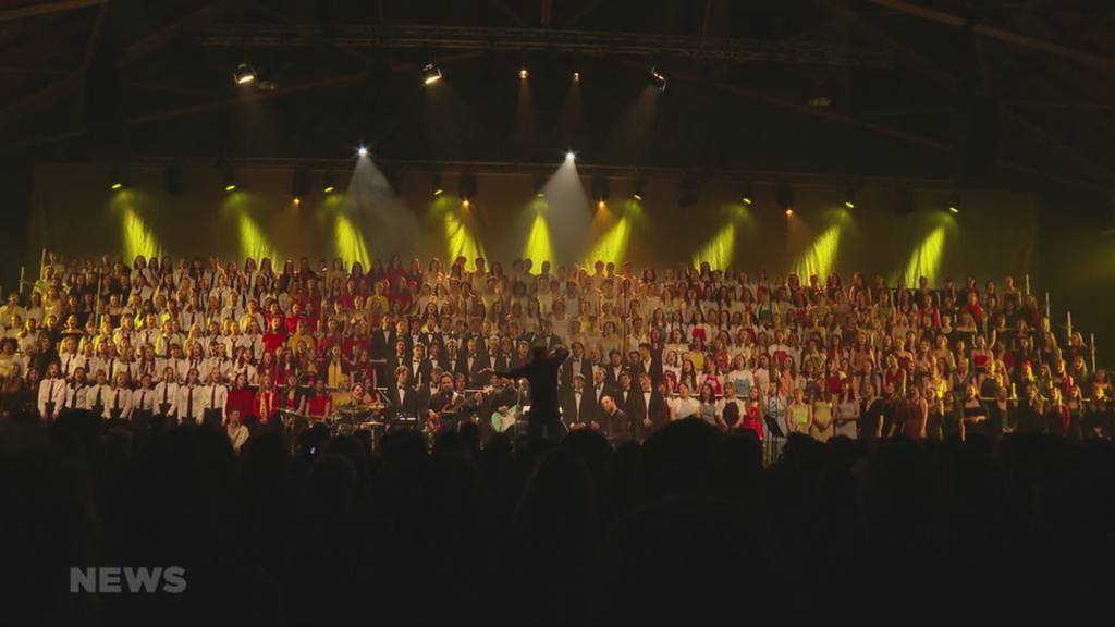 440 Sängerinnen und Sänger stehen in Bern zusammen auf der Bühne