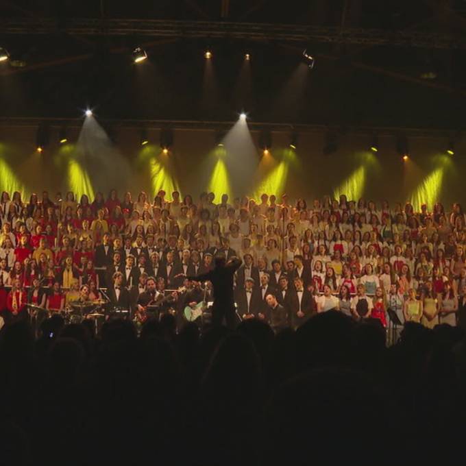 440 Sängerinnen und Sänger stehen in Bern zusammen auf der Bühne