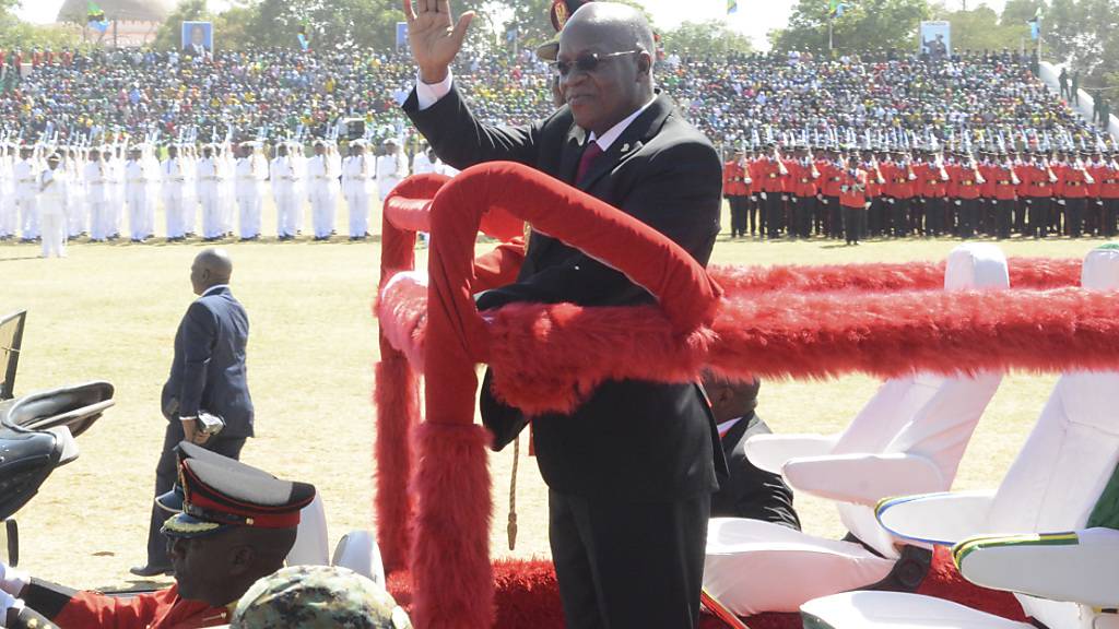 Der Präsident von Tansania John Magufuli winkt während seiner Vereidigungszeremonie nach der umstrittenen Präsidentschaftswahl. Foto: Stringer/AP/dpa