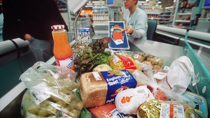 Kundinnen und Kunden zahlen an Supermarkt-Kasse oft zu viel