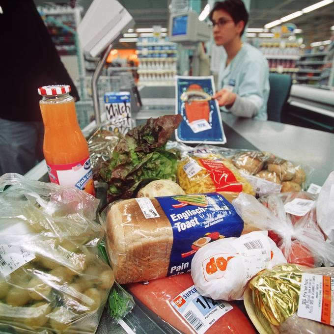 Kundinnen und Kunden zahlen an Supermarkt-Kasse oft zu viel