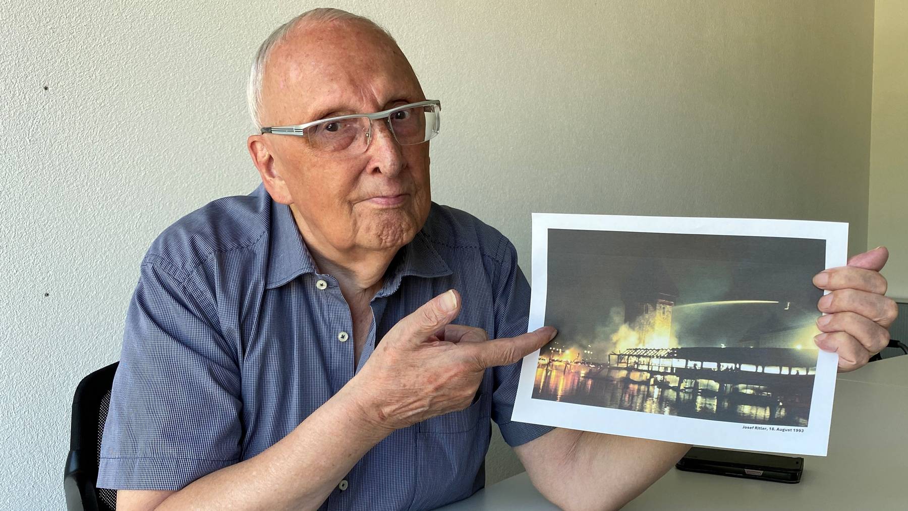Josef Ritler mit seinem Foto von brennender Kapellbrücke