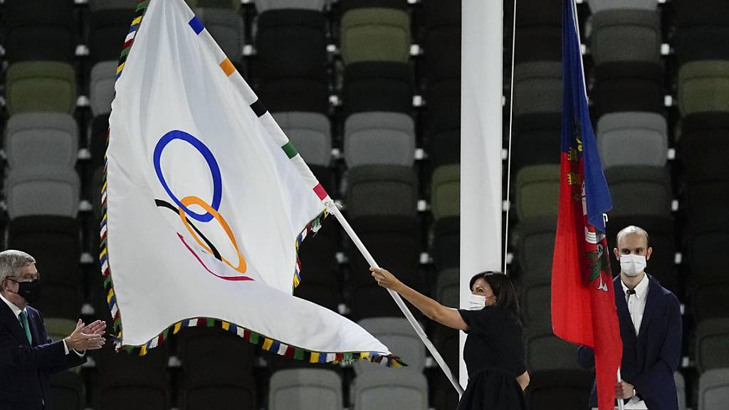 Anne Hidalgo, Bürgermeisterin von Paris, schwingt die olympische Flagge