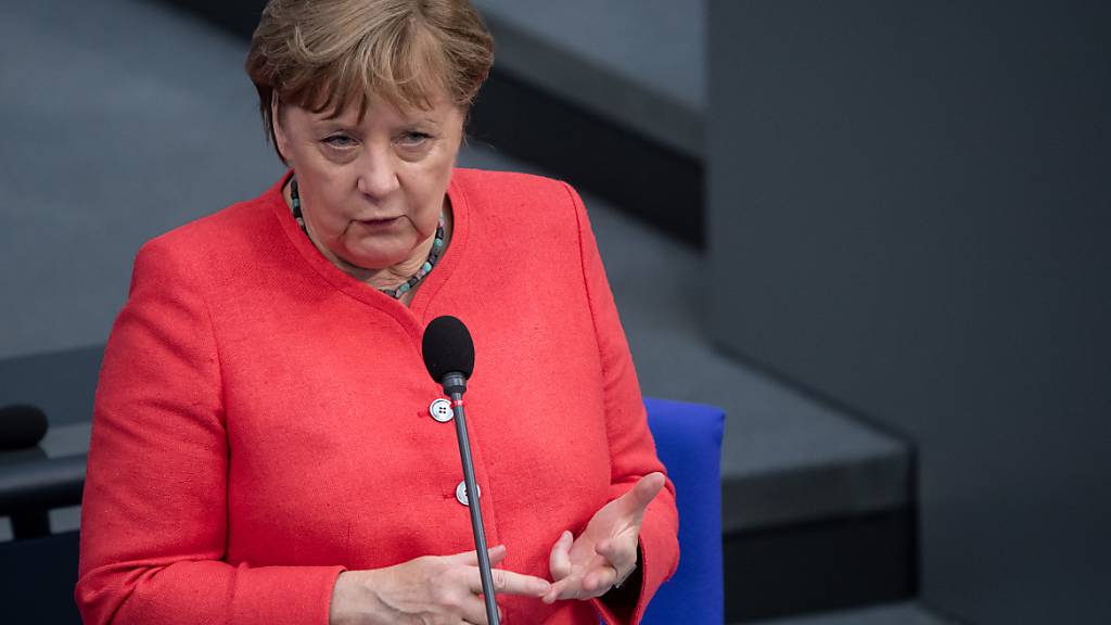 Bundeskanzlein Angela Merkel (CDU) bei der Regierungsbefragung während der Plenarsitzung im Deutschen Bundestag die Fragen der Abgeordneten. Foto: Bernd von Jutrczenka/dpa