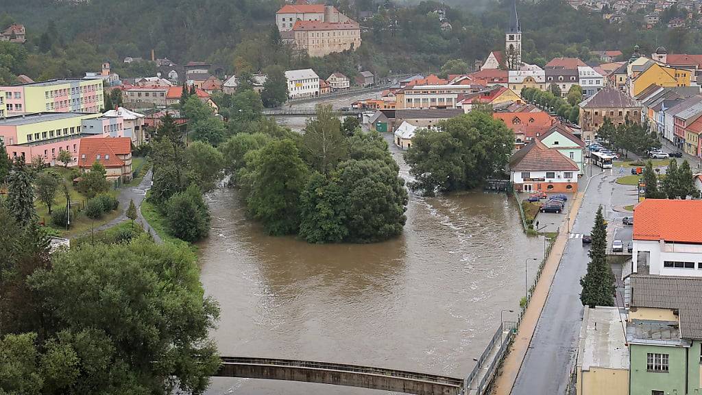 Ein gesperrter Weg f ̧r Fuflg‰nger an der S·zava w‰hrend starker Regenf‰lle. Ganze Regionen in Tschechien leiden unter einem Jahrhunderthochwasser. Foto: PlÌhal Libor/CTK/dpa