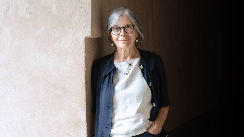 Anna Ruchat hat lange Jahre als Übersetzerin gearbeitet, bevor sie erst spät begann, eigene Texte zu schreiben. Nach Gedichten und Erzählungen erscheint nun der erste Roman der Tessiner Autorin in deutscher Übersetzung: «Vertraute Gespenster» erzählt von der Verlogenheit in einer Familie.