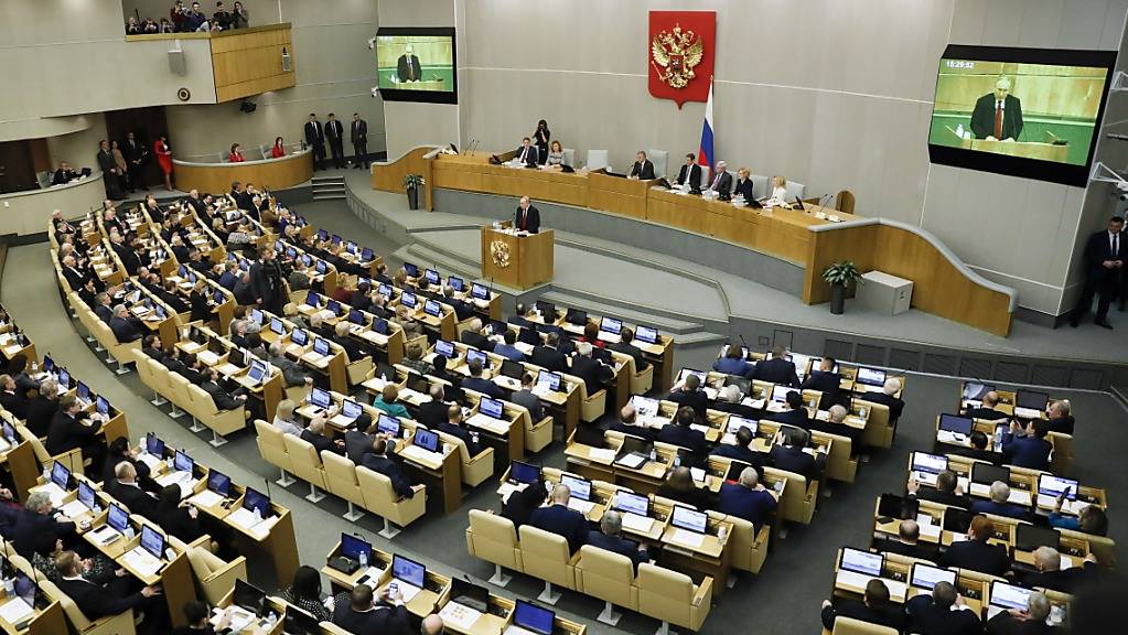 Der russische Präsident Wladimir Putin spricht während der Parlamentsdebatte zur Abstimmung über die Verfassungsänderung, die ihm weitere Amtszeiten ermöglicht.