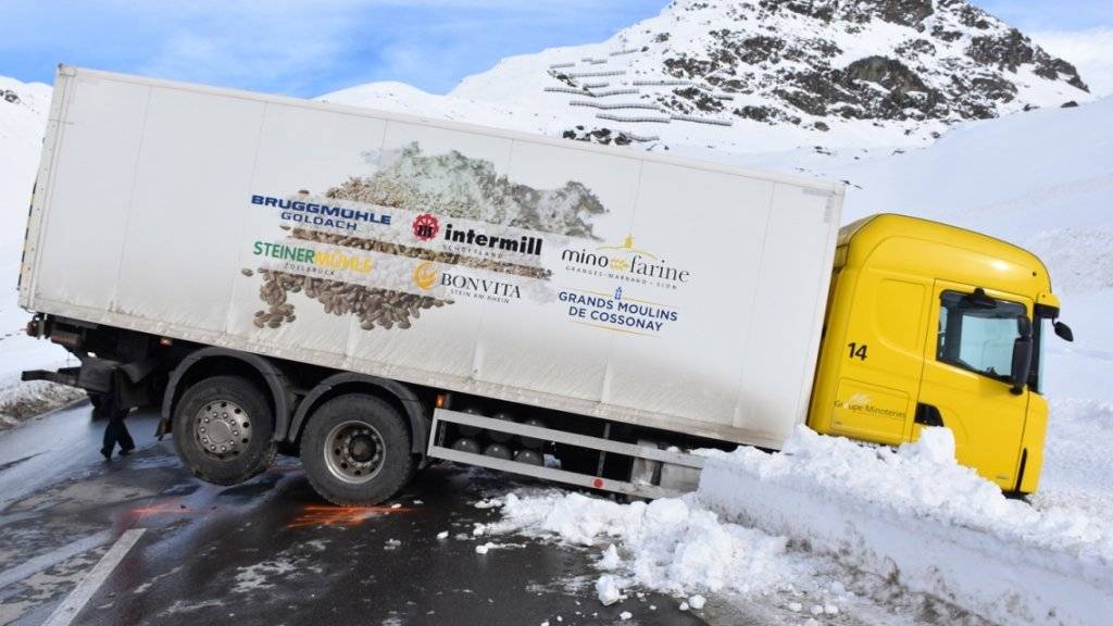 Der Lastwagen blockierte nach dem Selbstunfall die Julierstrasse.