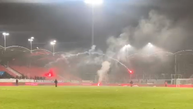 Nach dem Spiel gegen den FC St.Gallen haben Sion-Fans Pyrotechnik in den Gästesektor geworfen.