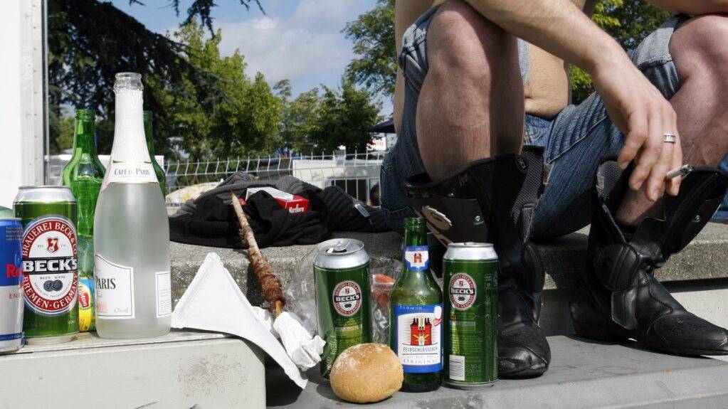 Alkohol fliesst an der Street Parade jeweils in rauen Mengen. Das Stadtzürcher Parlament macht nun Druck auf die Detailhändler. (Archivbild)