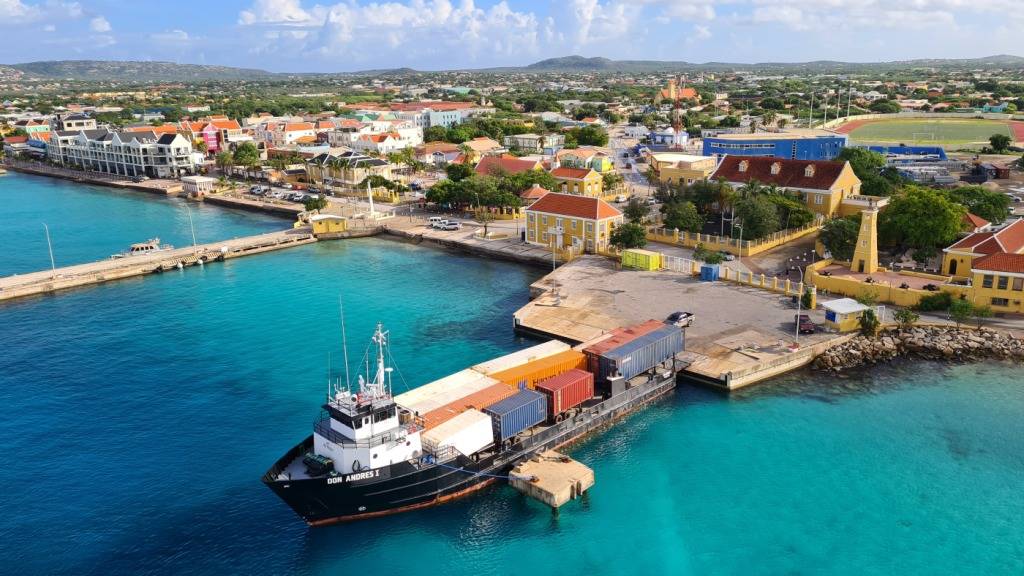 ARCHIV - Blick auf Kralendijk, den Hauptort von Bonaire. Foto: Roswitha Bruder-Pasewald/dpa-tmn