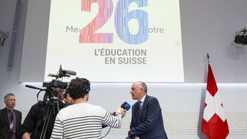Der Walliser Staatsrat Christophe Darbellay beantwortet am Montag als aktueller Präsident der Konferenz der kantonalen Erziehungsdirektorinnen und -direktoren (EDK) Fragen von Medienschaffenden zum Bildungsbericht 2026.