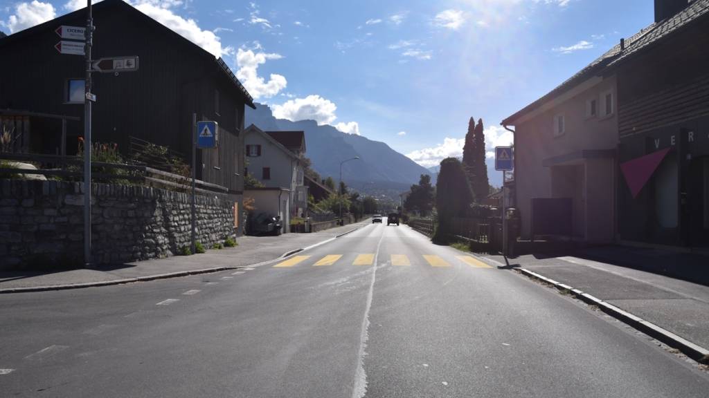 Ein Unbekannter fuhr in Zizers eine 13-Jährige an, die den Fussgängerstreifen überqueren wollte. Er fuhr nach dem Vorfall weiter, ohne sich um die Schülerin zu kümmern.