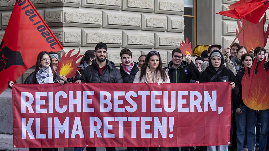 Juso-Mitglieder im Februar dieses Jahres beim Einreichen der Volksinitiative «Für eine soziale Klimapolitik - steuerlich gerecht finanziert» in Bern. Die Juso sprechen auch von der «Zukunftsinitiative».